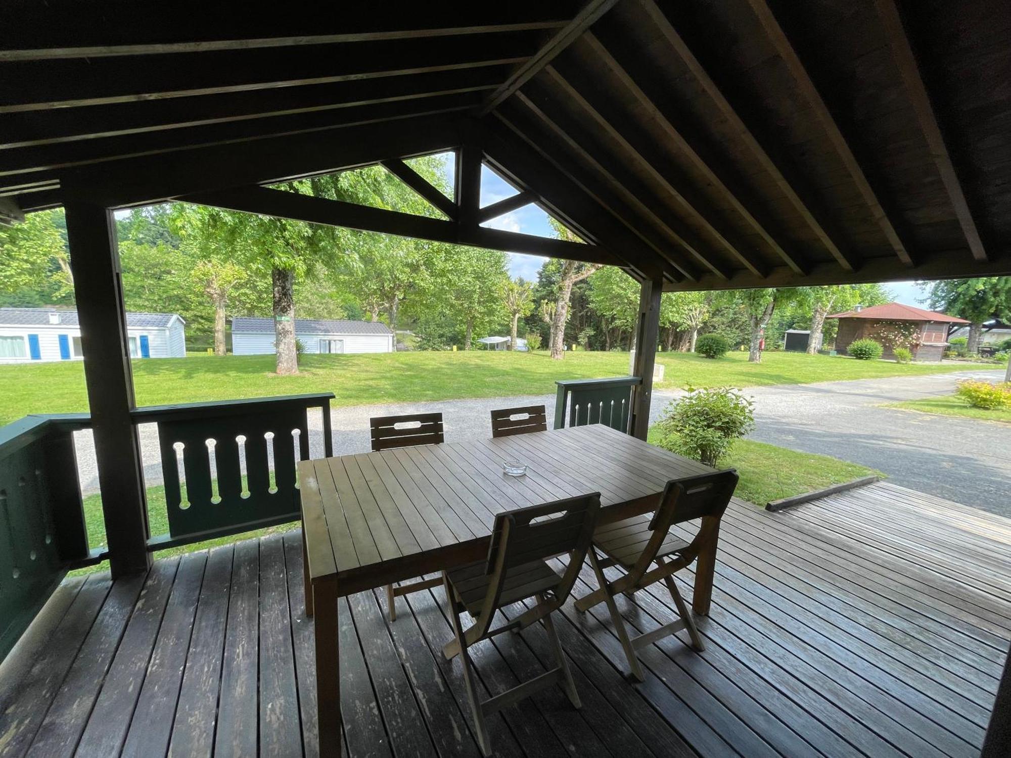 Camping Les Etoiles Saint-Sornin-Lavolps 外观 照片