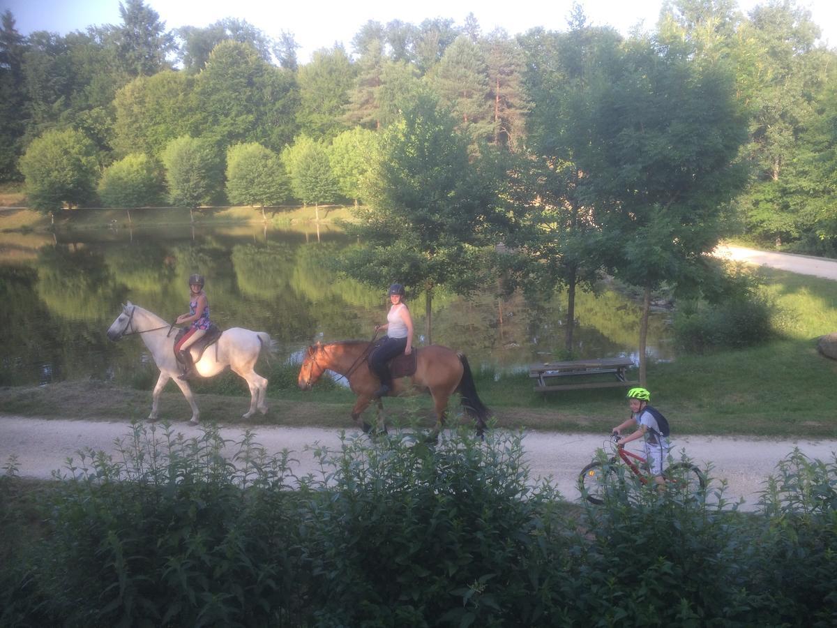 Camping Les Etoiles Saint-Sornin-Lavolps 外观 照片