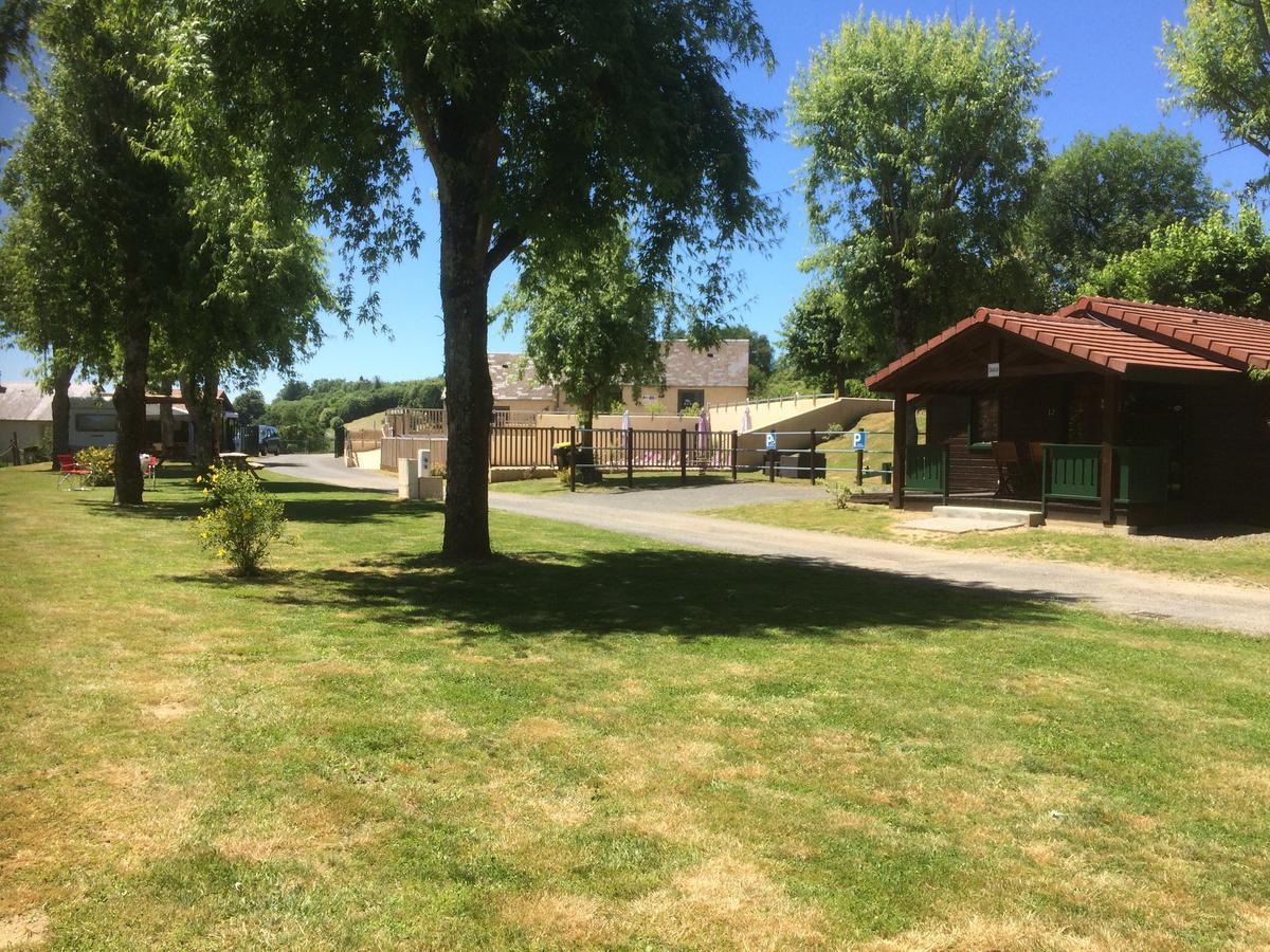Camping Les Etoiles Saint-Sornin-Lavolps 外观 照片